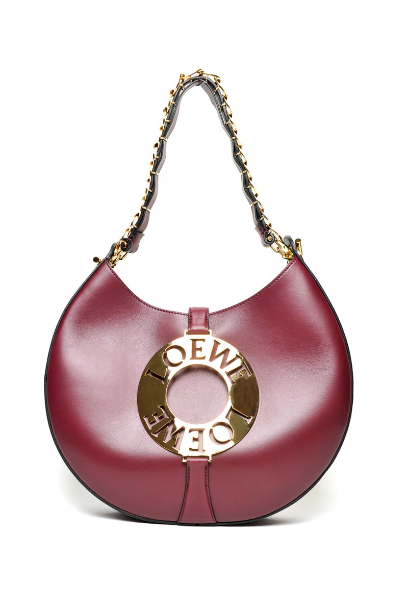 Модные сумки: тренд сезона - сумка ,украшенная металлической пряжкой из коллекции Loewe.