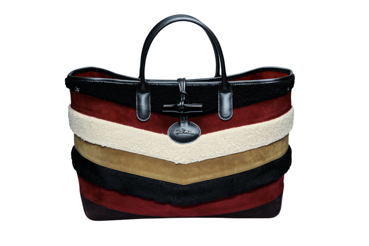 Большие сумки: модные тренды - сумка скомбинированная кусочки разноцветного меха по горизонтали из коллекции Longchamp.