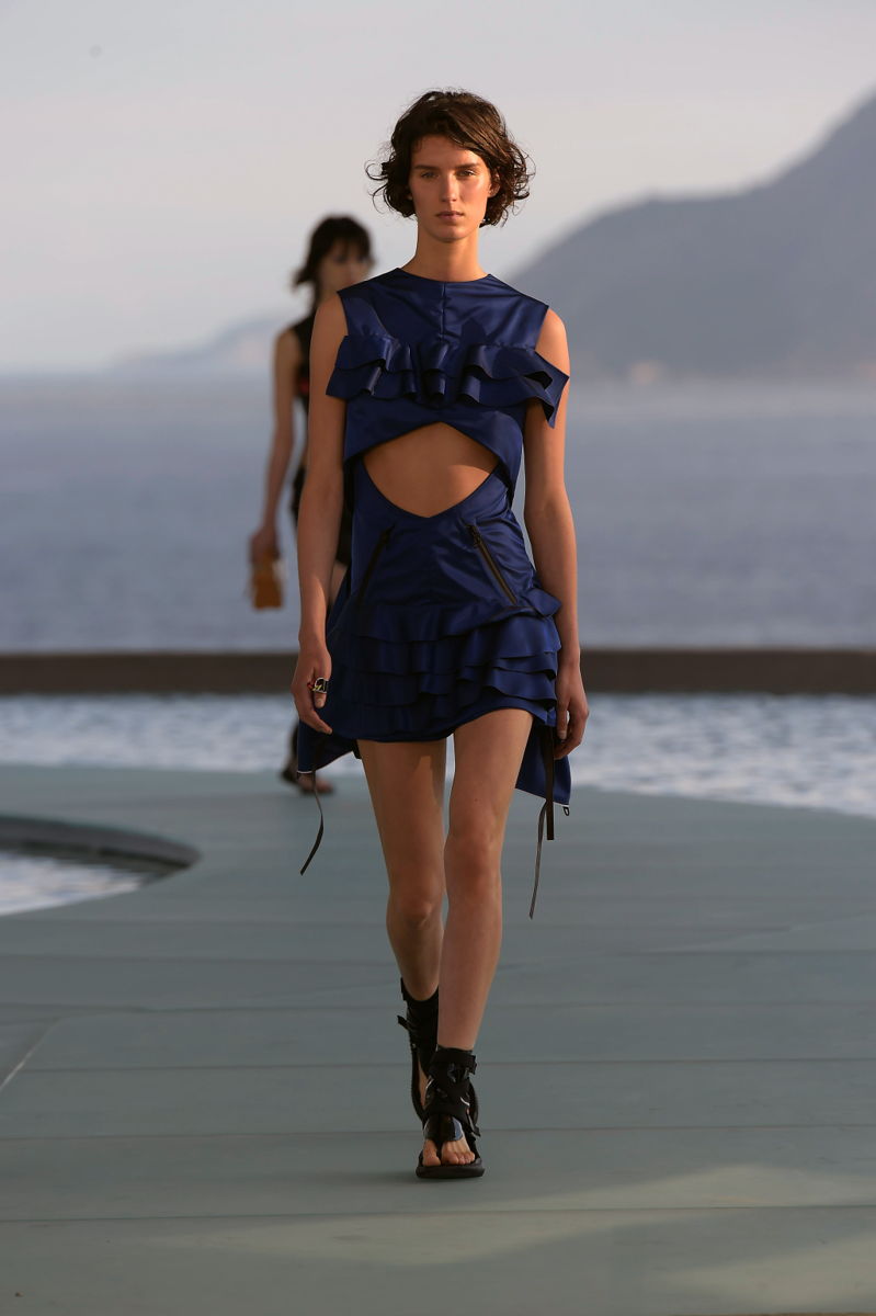 Воланы – модные тенденции этого сезона фото из коллекции Louis Vuitton.