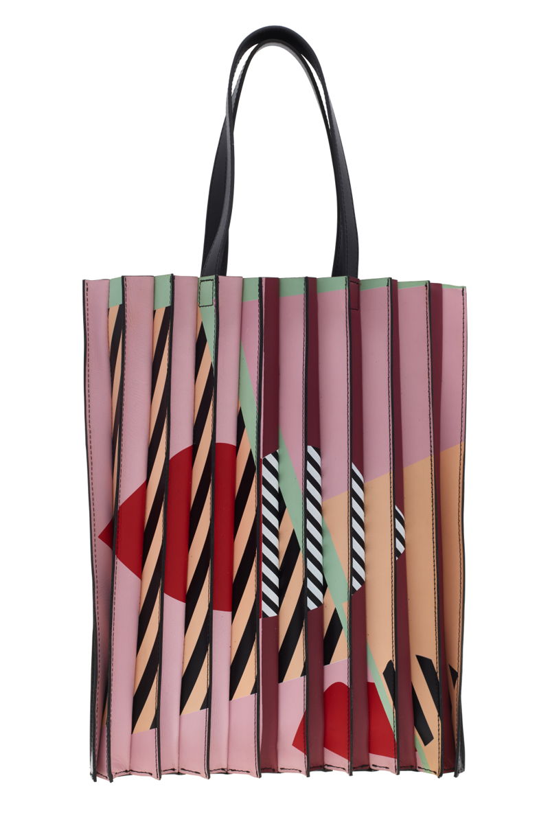 Большие сумки: модные тренды - сумка с эффектом плиссированной ткани из коллекции Lulu Guinness.