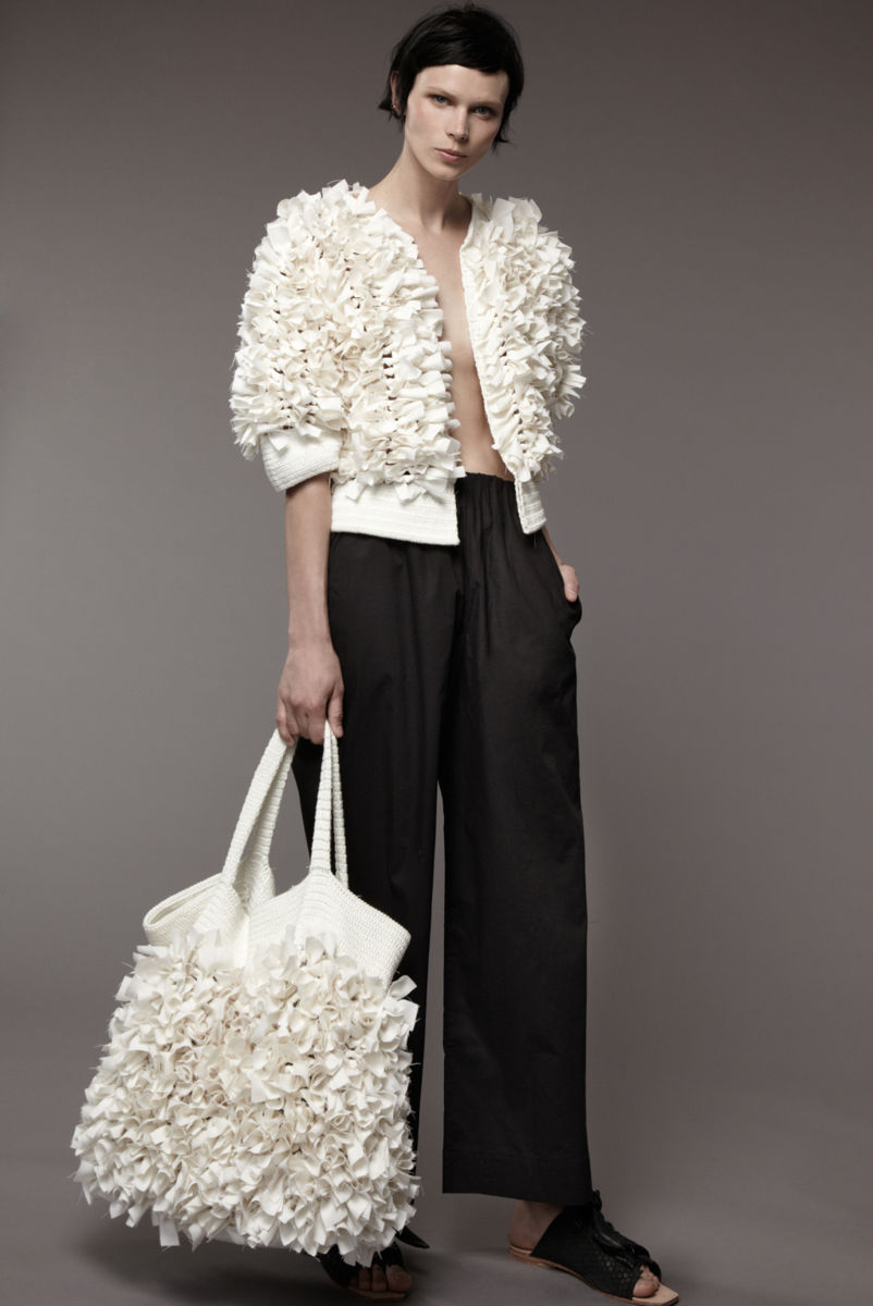 Воланы на белой кофте и сумке – модные тенденции этого сезона фото из коллекции M Patmos.
