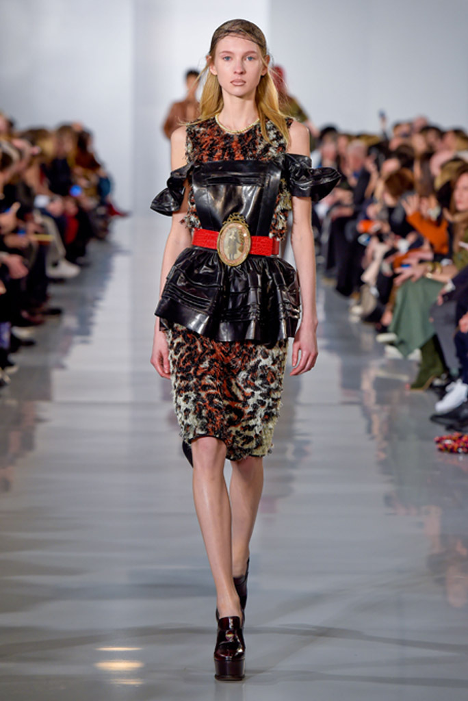 На фото: юбка - тренд леопардового принта из коллекции Maison Margiela.