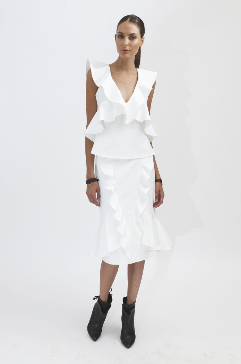 Воланы на белой кофте и юбке – модные тенденции этого сезона фото из коллекции Marissa-Webb.