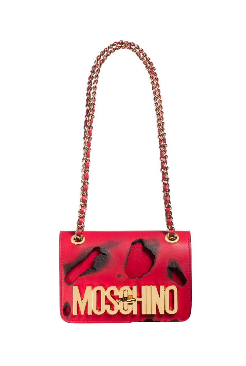 Модные сумки: тренд сезона - сумка с удлиненной ручкой фото из коллекции Moschino .