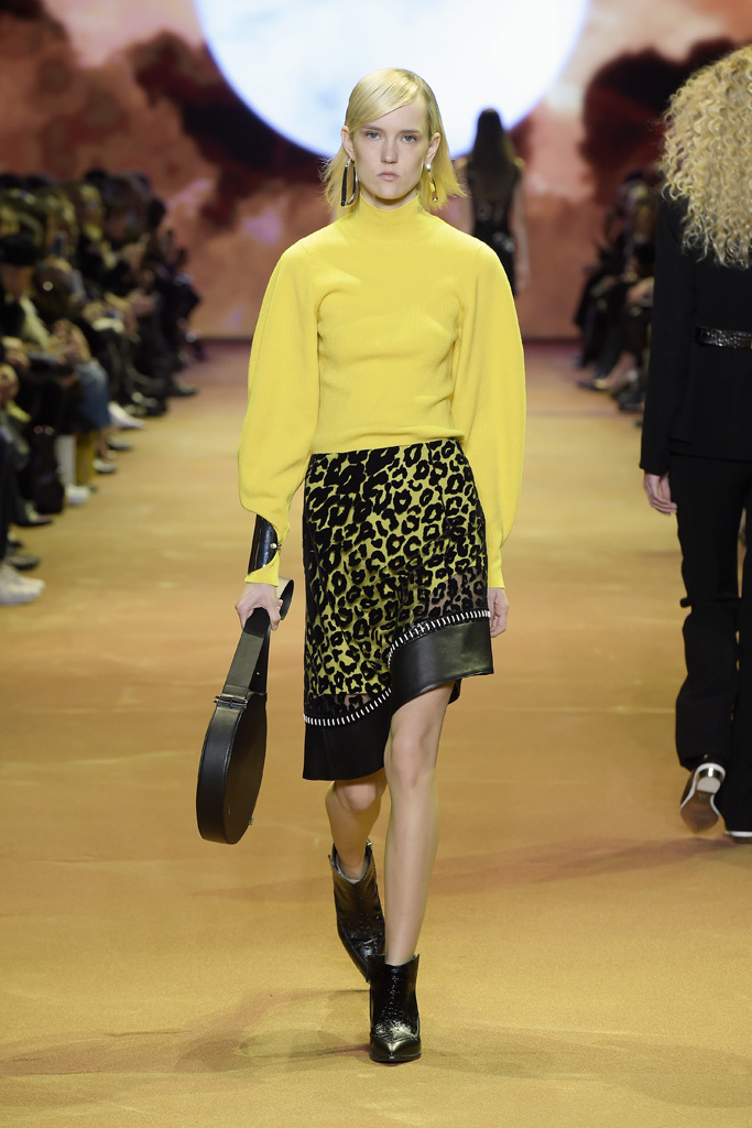 На фото: юбка - тренд леопардового принта из коллекции Mugler.