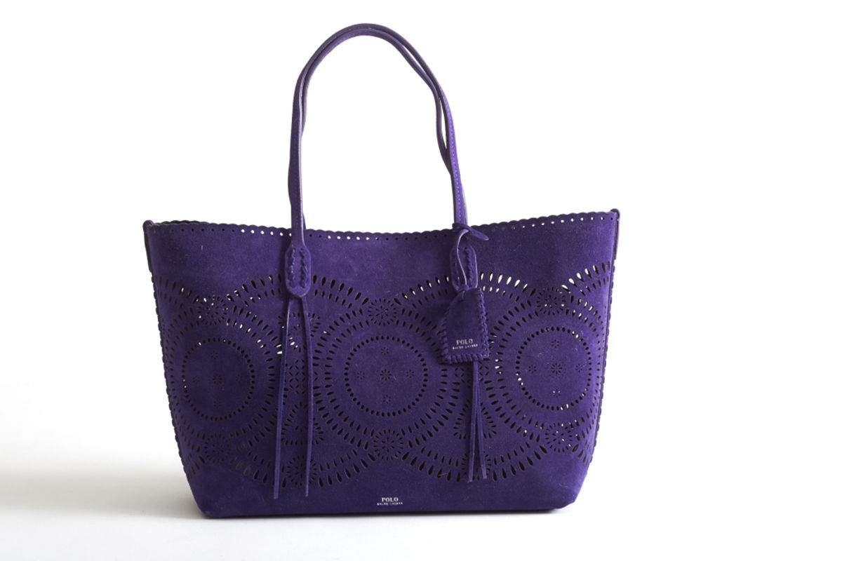 Большие сумки: модные тренды - фиолетовая сумка с перфорацией из коллекции Polo Ralph Lauren.