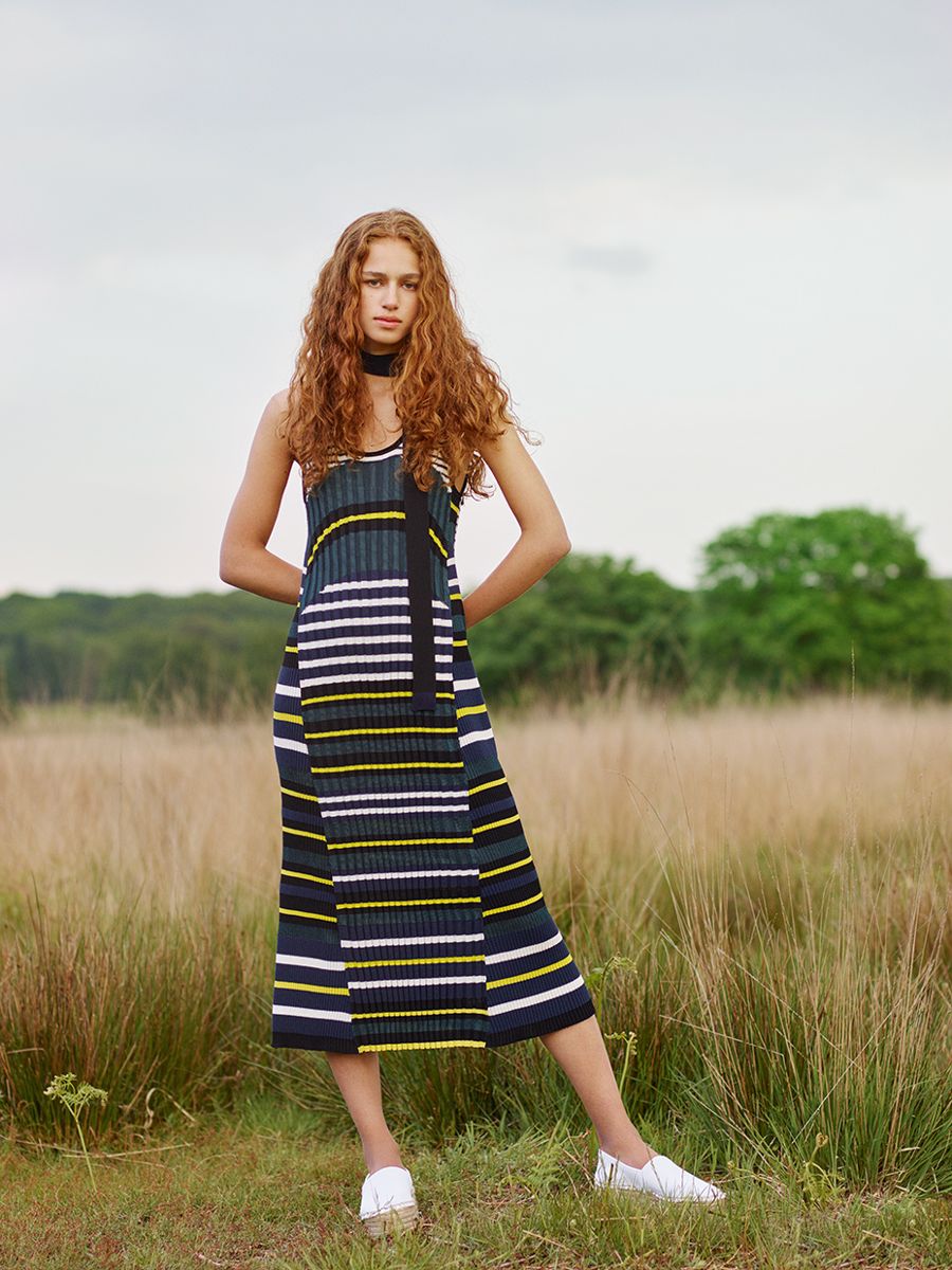На фото: платье в разноцветную полску тренд лета из коллекции Pringle of Scotland.