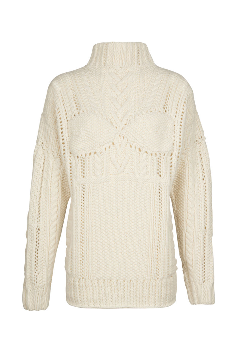 Модный бежевый свитер тренд сезона из коллекции Pringle of Scotland.