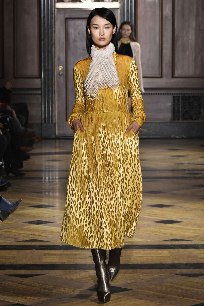На фото: шикарное золотистое платье в пол, кошачьи пятнышки, которого совпадают по цвету с общим фоном тренд леопардового принта из коллекции Sophie Theallet.
