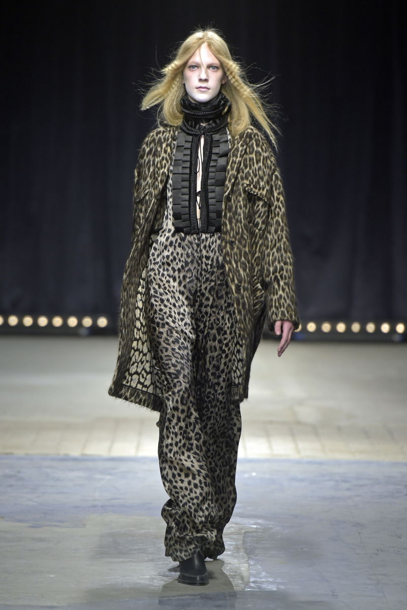 На фото: брючный костюм - тренд леопардового принта из коллекции Veronique Branquinho.
