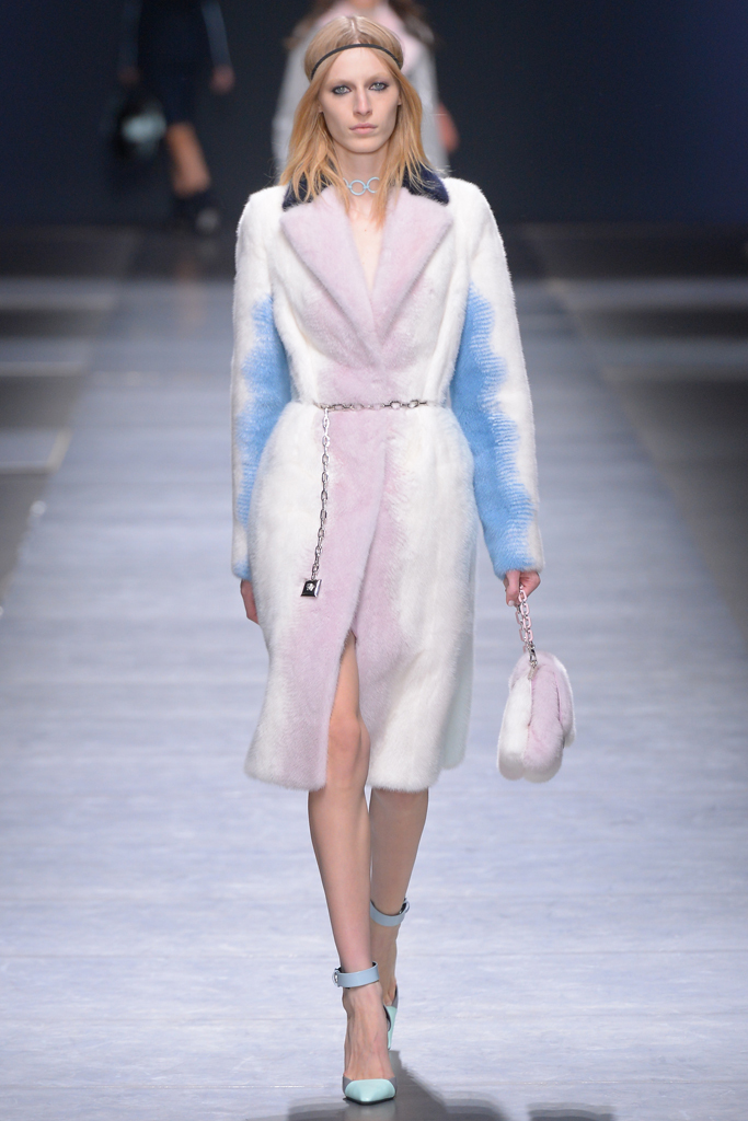 На фото: шуба - новый тренд осени и зимы из коллекции Versace.