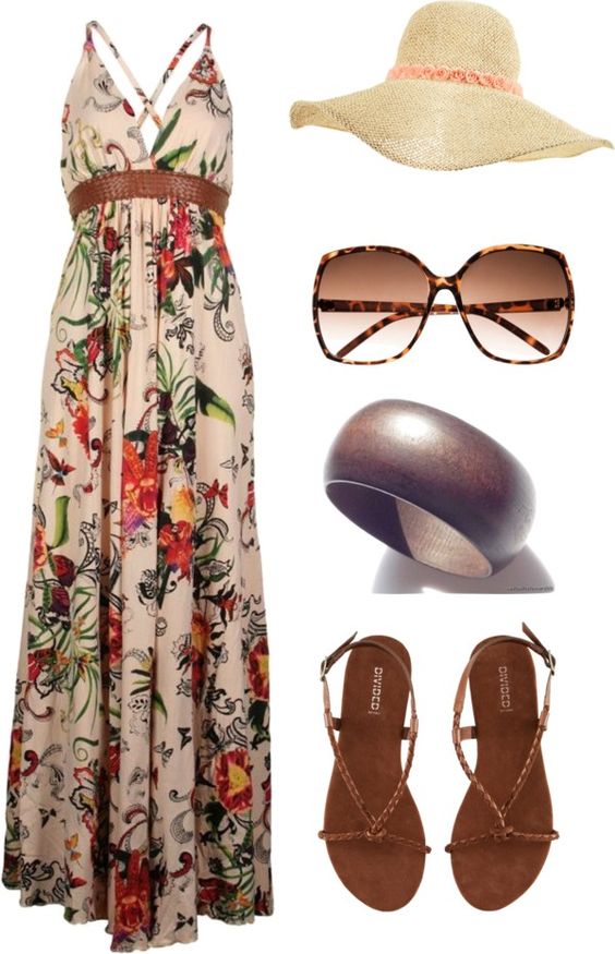 На фото: модный лук для знойного лета - сарафан, сандали, соломенная шлфпка, очки.