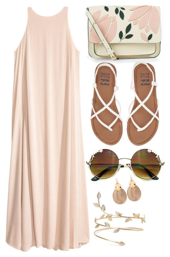 На фото: модный лук для знойного лета - сарафан, сандали, очки.