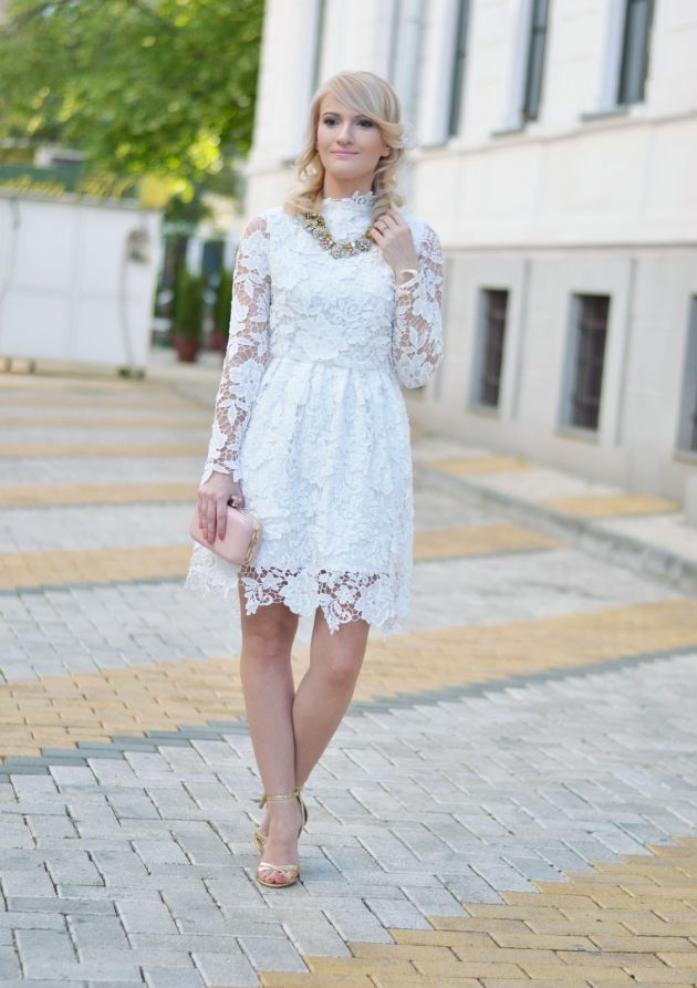 Белое кружевное платье.