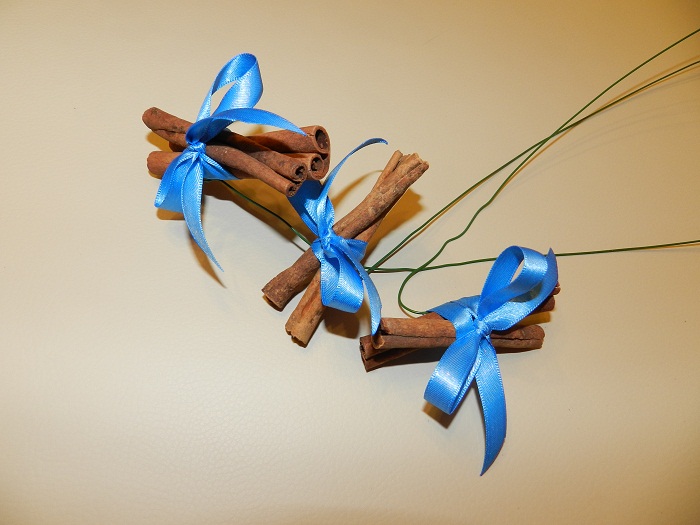 На фото: мастер-класс и пошаговое фото цветов из конфет.