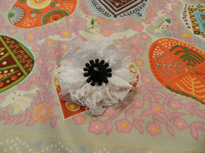 Как сделать бусы с брошкой своими руками?