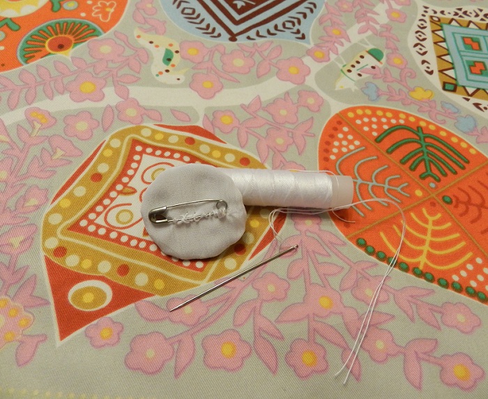 Как сделать бусы с брошкой своими руками?