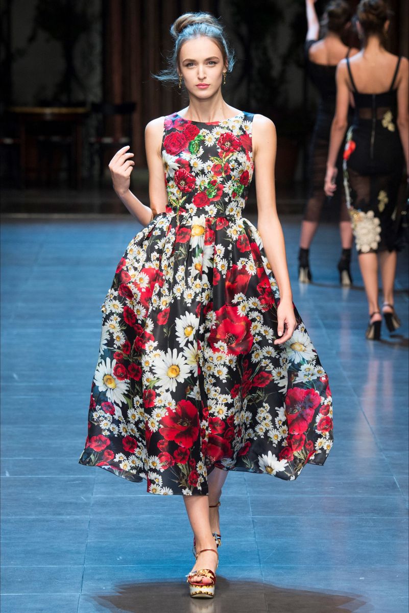 На фото: платье с цветочным узором - фаворит модного сезона.