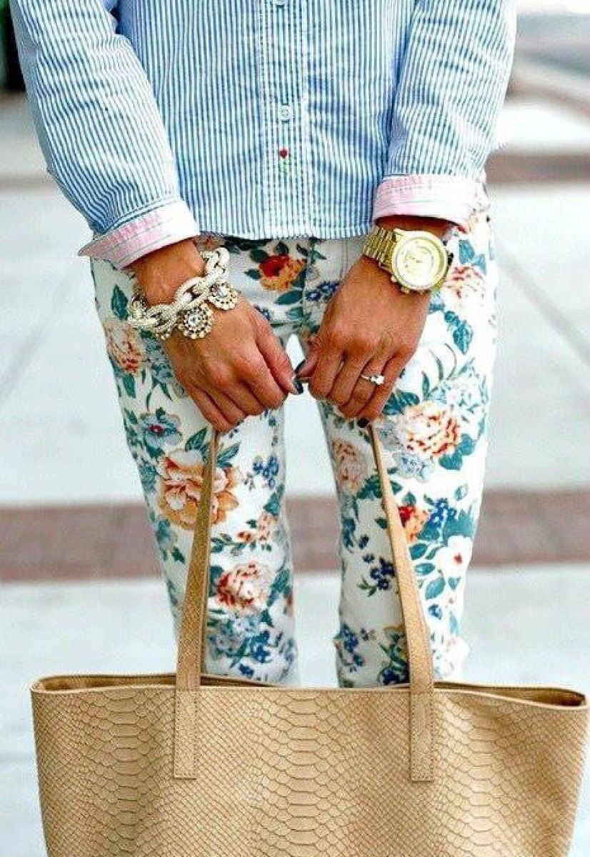 На фото: брюки с ярким цветочным узором.
