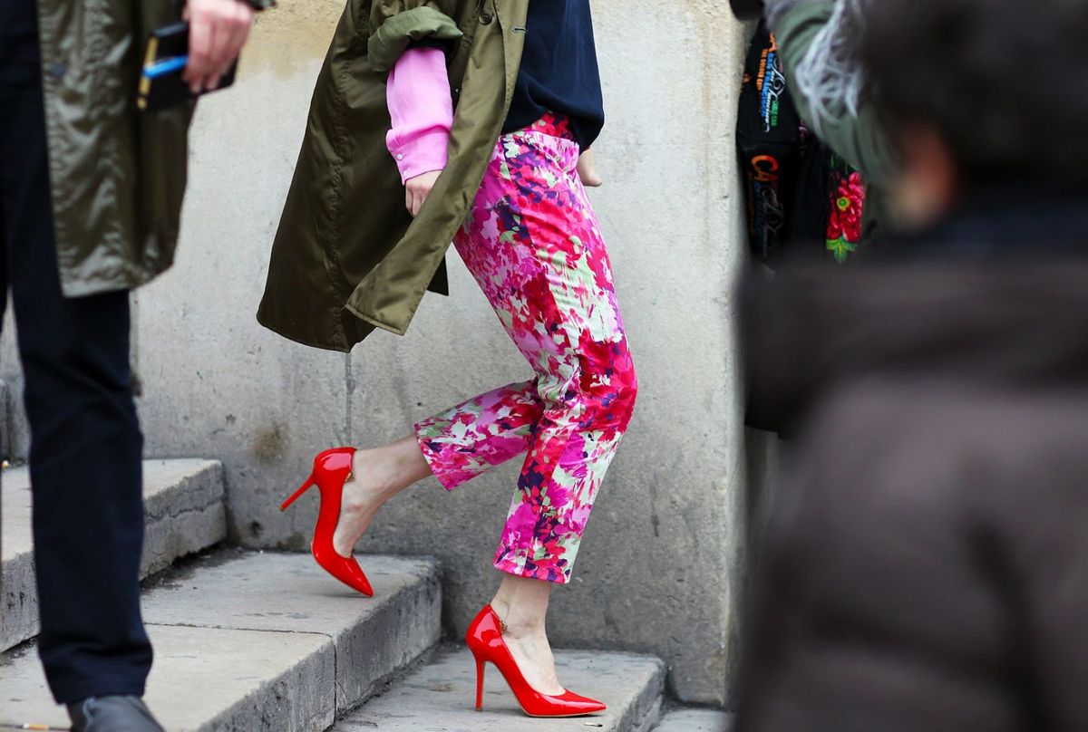 На фото: брюки капри с ярким цветочным узором.