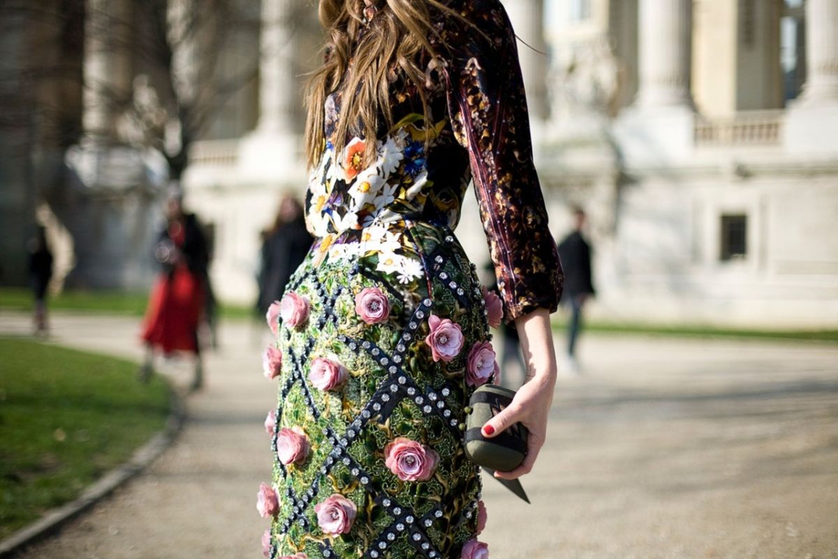 На фото: платье с цветочным узором - фаворит модного сезона.