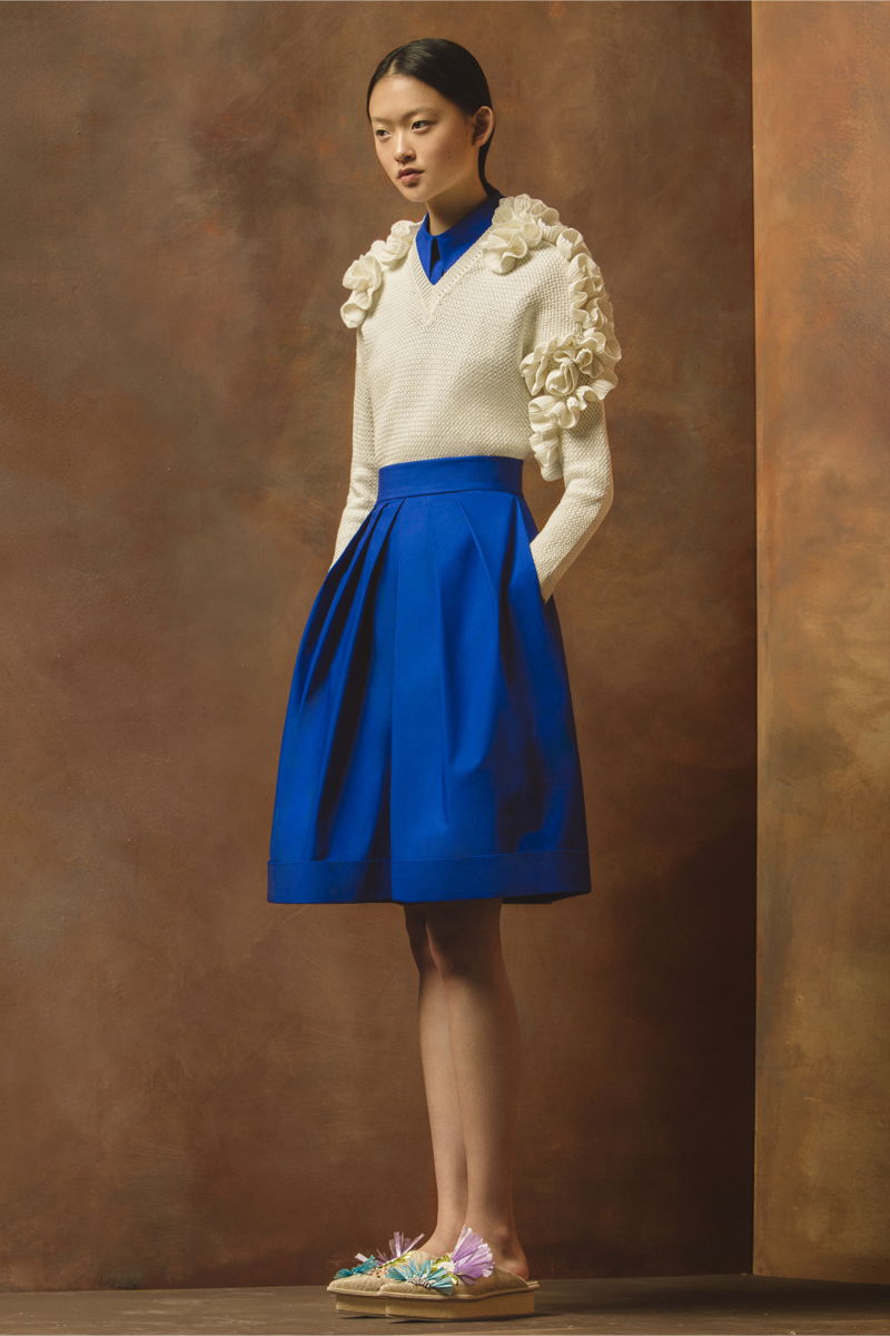 На фото: воланы на блузке– модные тенденции этого сезона фото из коллекции Delpozo.