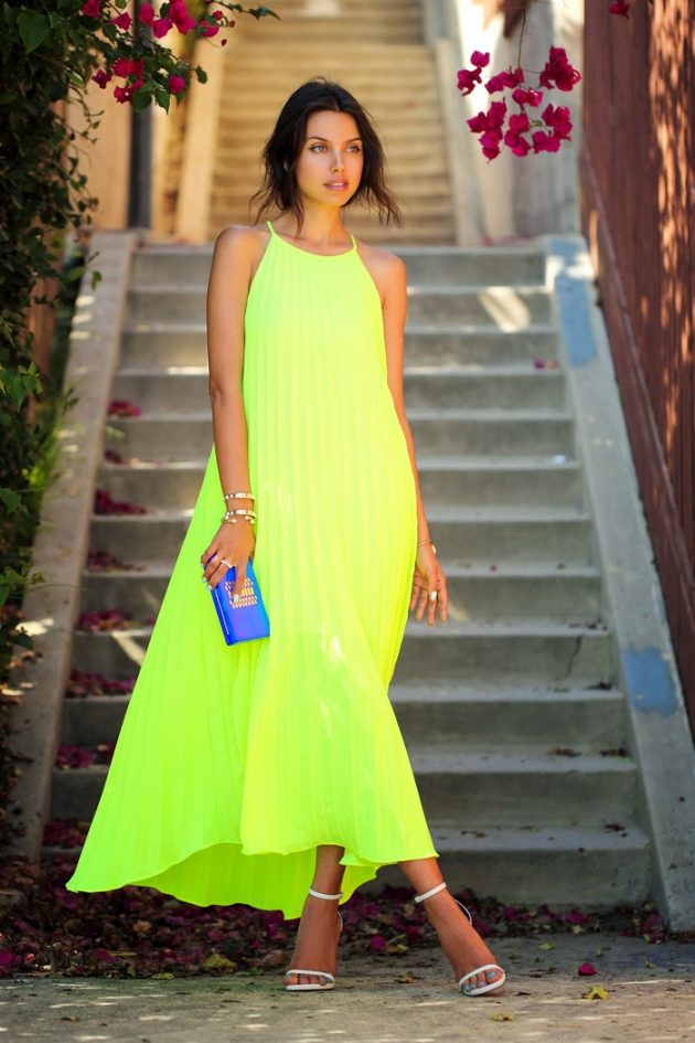 На фото: неоновое зеленое платье.
