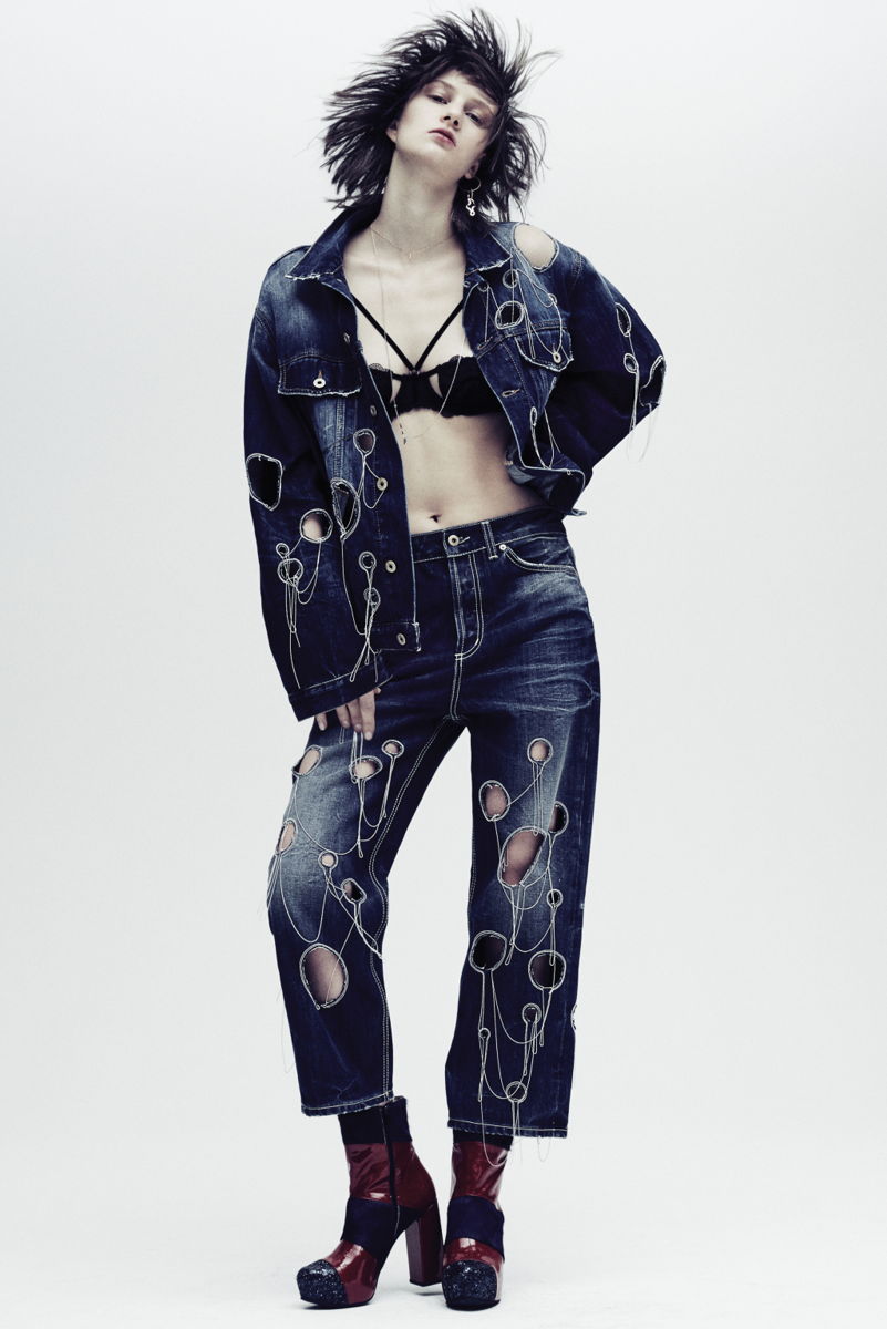 Джинсовая мода: объёмная джинсовая куртка и широкие укороченные джинсы от Dondup - трендов сезона.