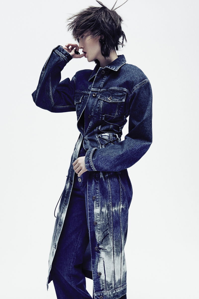 Джинсовая мода: традиционное платье миди из денима тёмного цвета от Stella McCartney - тренд сезона.