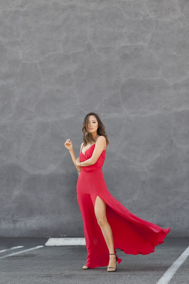 На фото: разрез на длинном красном платье - новый тренд сезона