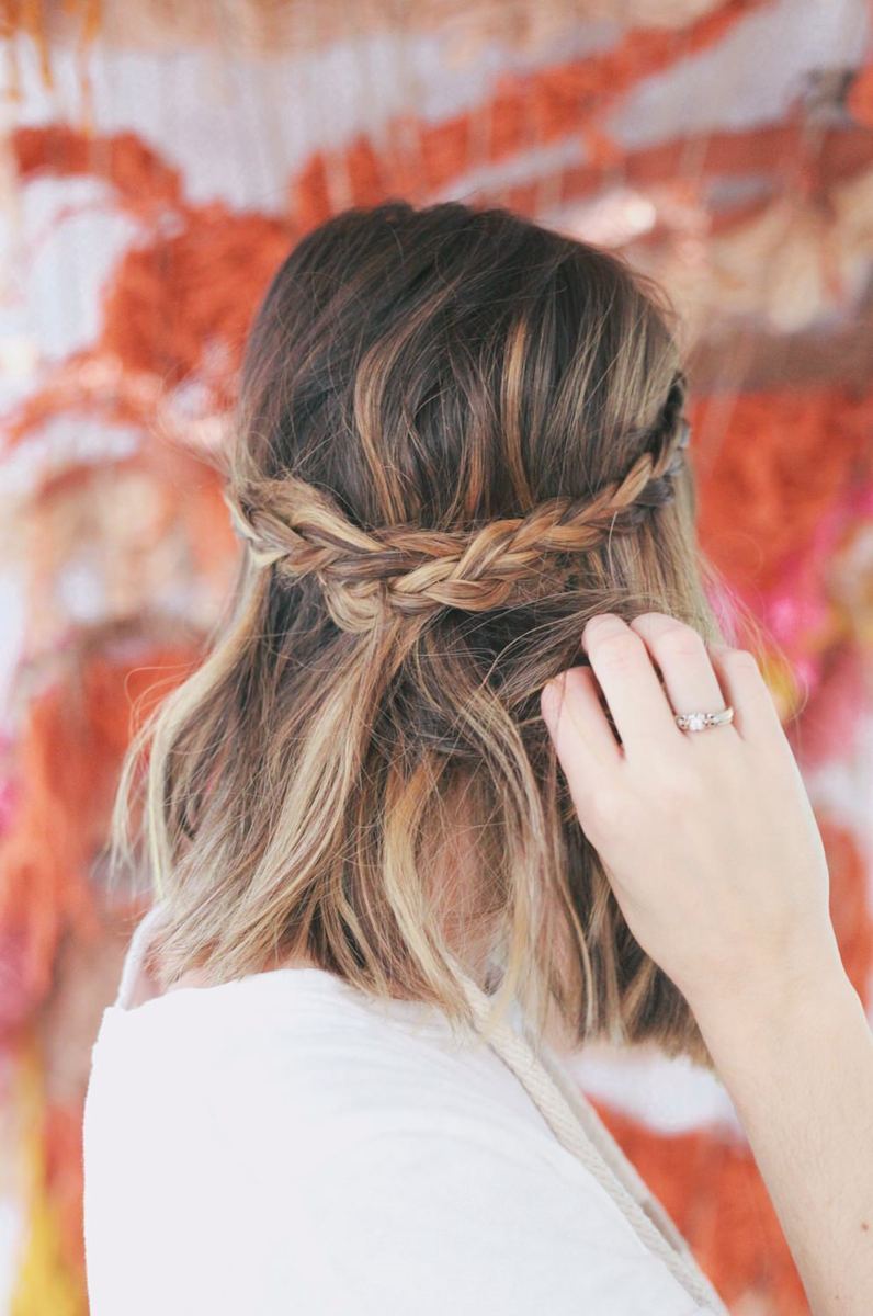 На фото: модное плетение косы со средними волосами -водопад – яркая коса на средние волосы