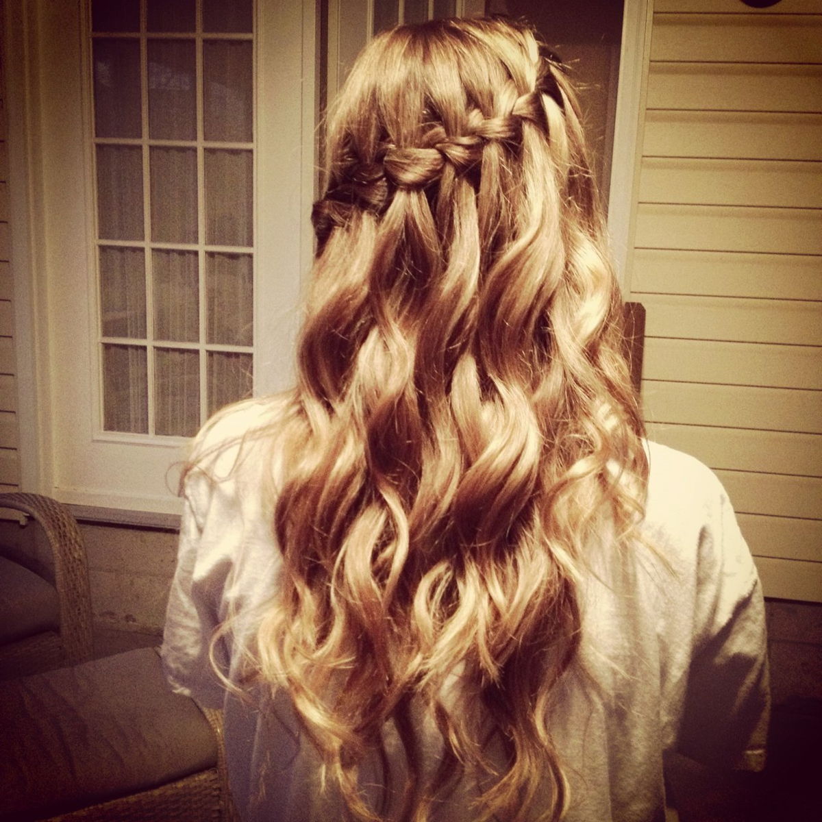 На фото: модное плетение косы со средними волосами -водопад – яркая коса на средние волосы