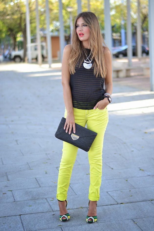 На фото: неоновая желтые джинсы с черным топои.