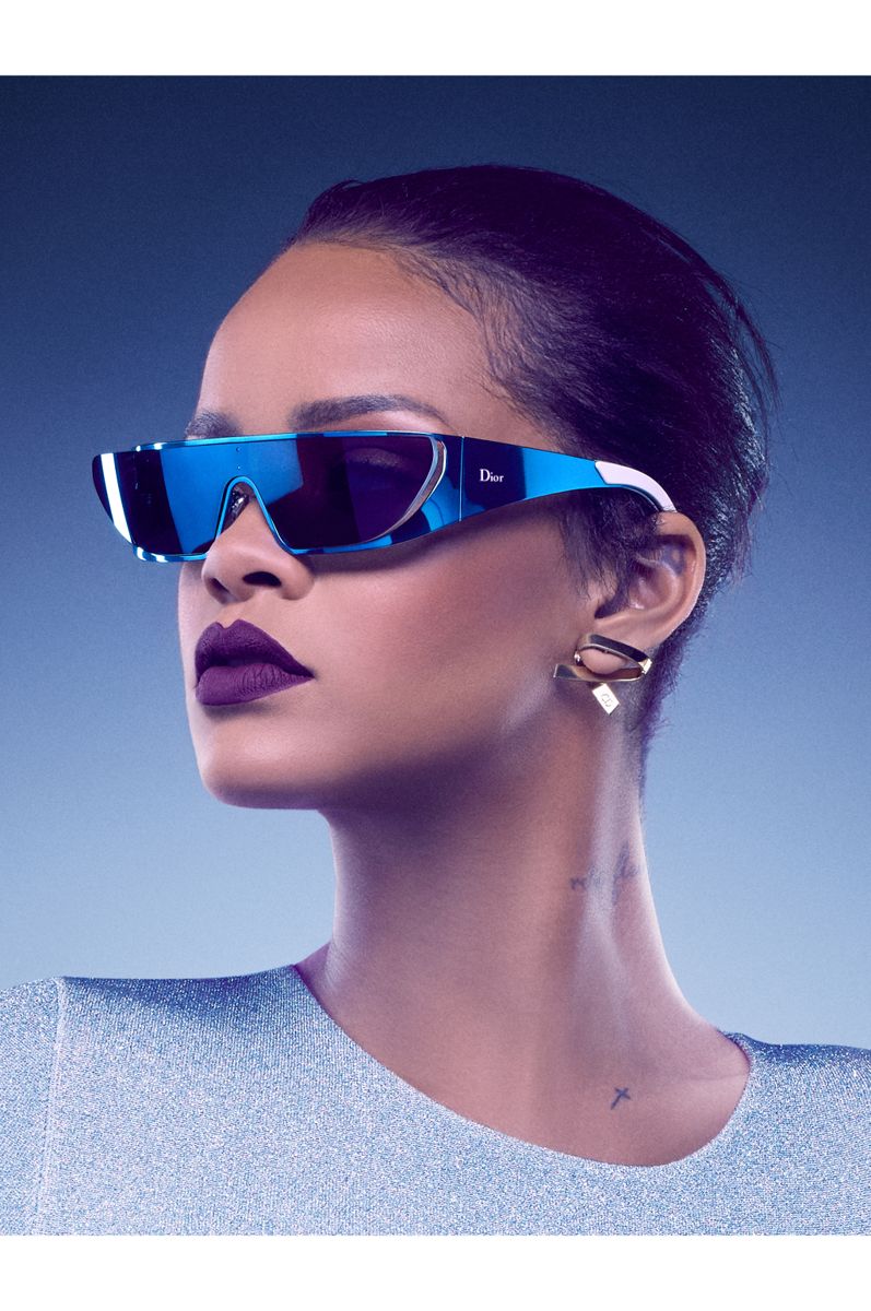 На фото: новая удивительная коллекция очков Rihanna - сотрудничество Rihanna и Dior в этом году.