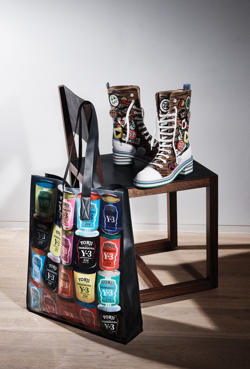 На фото: стильные кеды на шнуровке с яркой расписной сумочкой - тренд сезона.