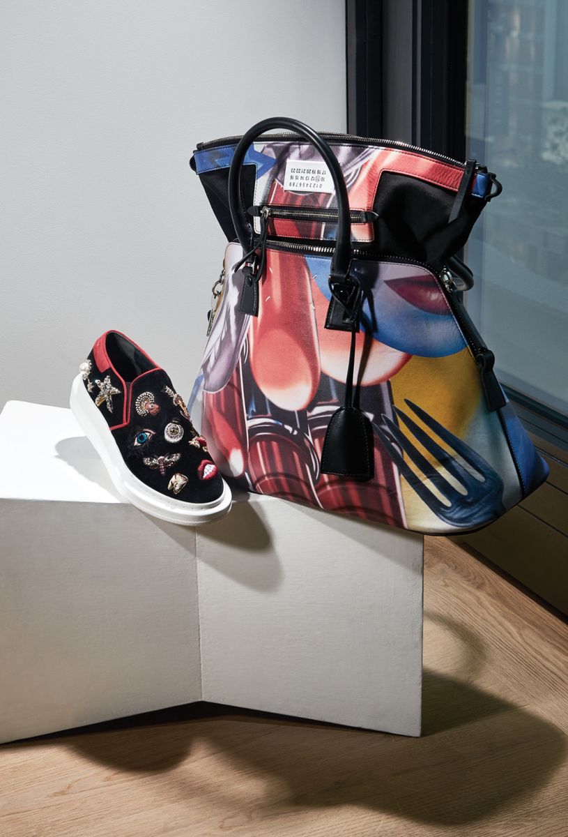 На фото: обувь с яркой расписной сумочкой - тренд сезона.