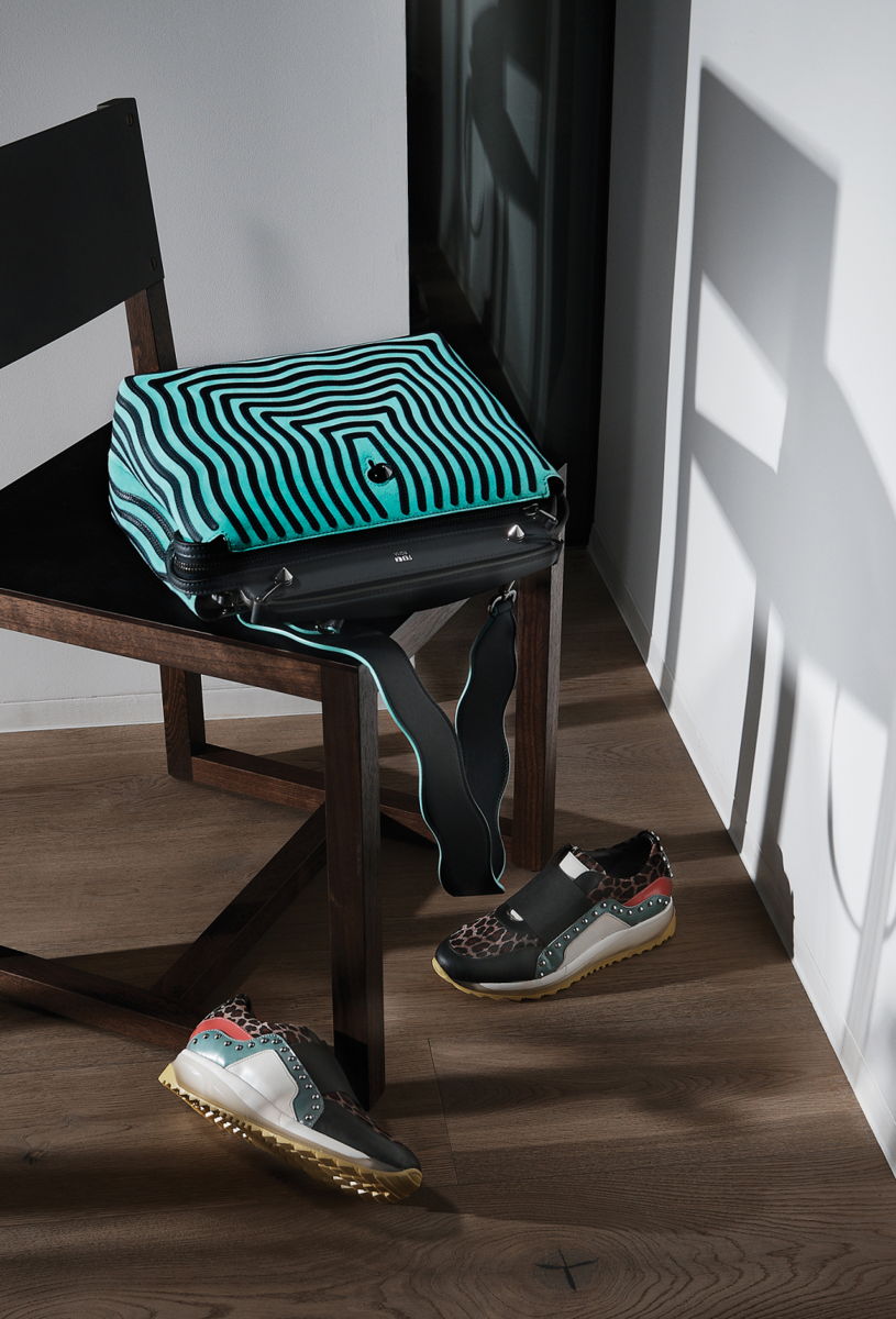 На фото: обувь с яркой расписной сумочкой - тренд сезона.