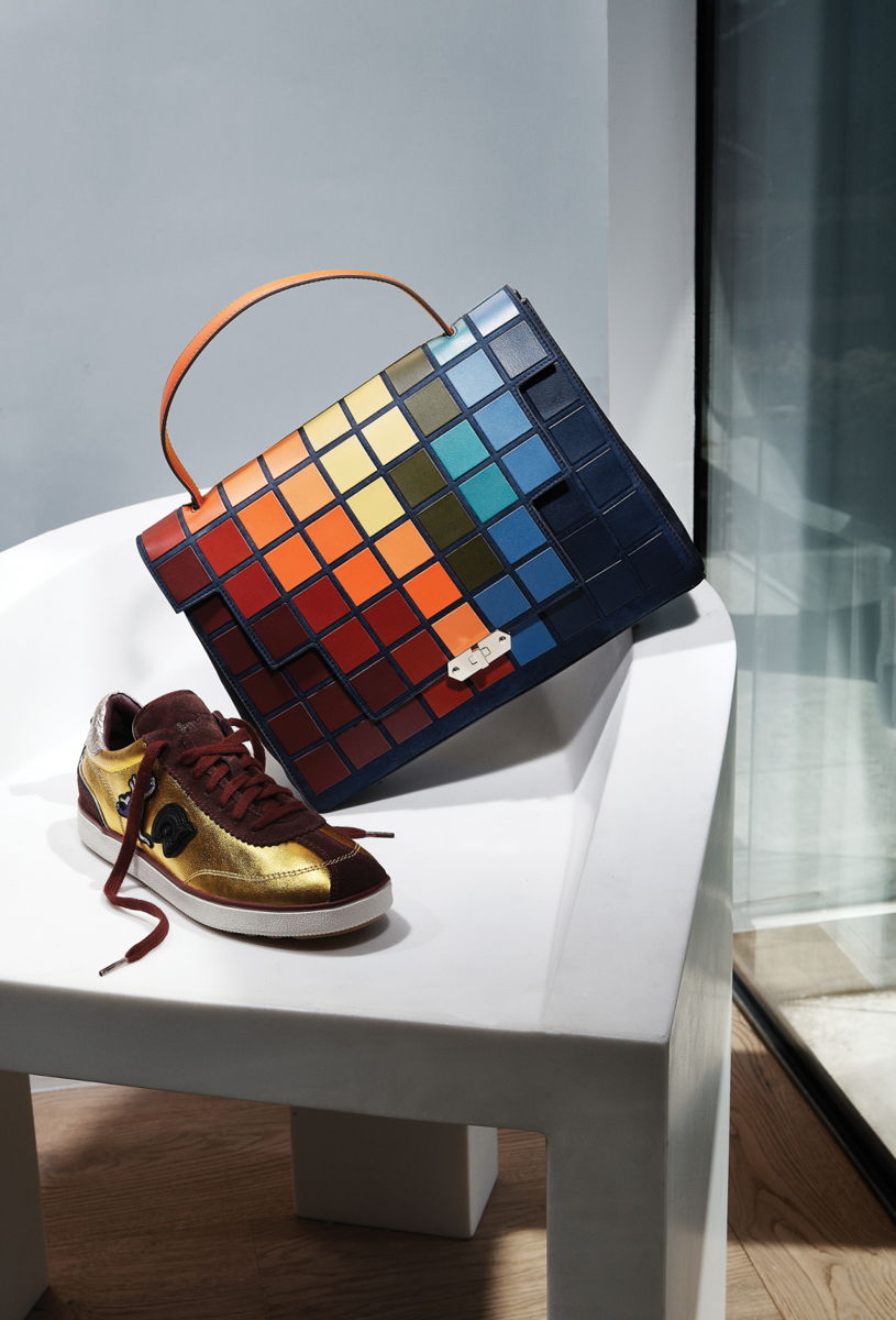 На фото: обувь с яркой расписной сумочкой - тренд сезона.