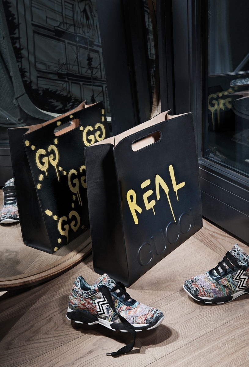 На фото: обувь с яркой расписной сумочкой - тренд сезона.