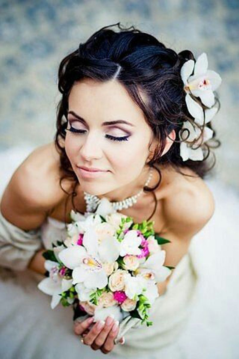 На фото: свадебный макияж - естественность и яркость красок.