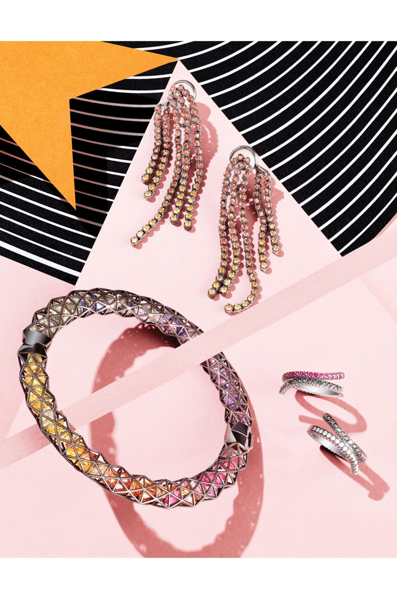 Модные украшения: кольцо с бриллиантами, розовыми сапфирами и цаворитами и в таком же стиле серьги с обилием камней.