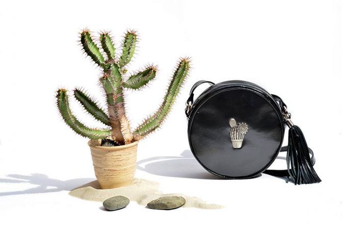 Российский бренд авторских аксессуаров MARIMANN выпустил новую коллекцию сумочек-таблеток с металлической фурнитурой в виде кактуса и чертополоха.