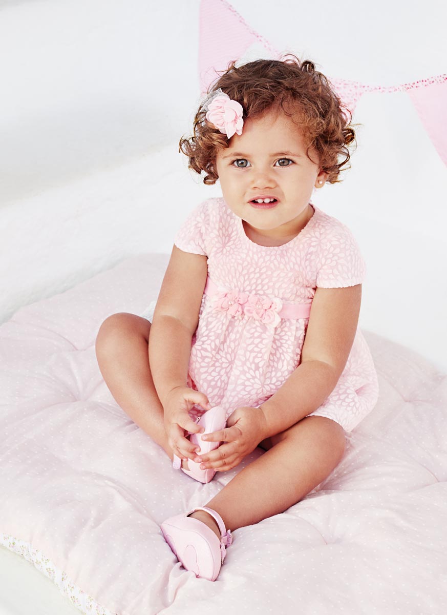 На фото: новая коллекция Mayoral для новорожденных - нежно розовое платье.