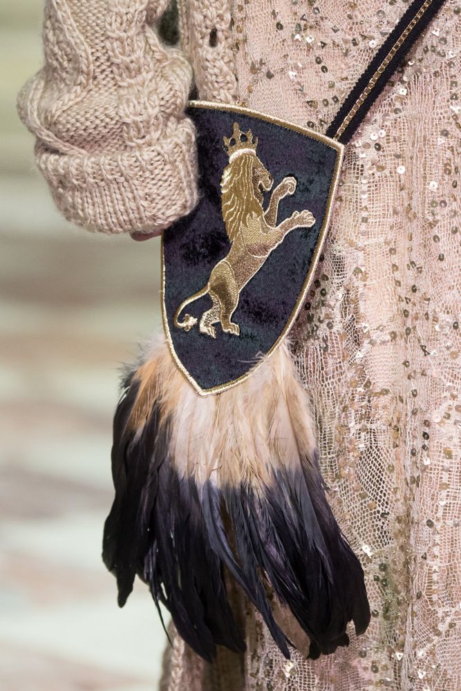 На фото: модная сумка в стиле 70-хх - с длинной базромой из коллекции A La Russe Anastasia Romantsova.