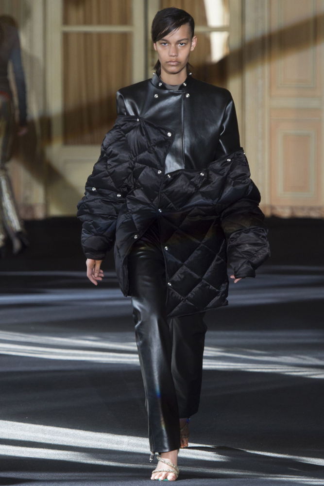На фото: ультрамодная кожаная модель брюк в сезоне осень/зима 2016-2017 из коллекции Acne Studios.