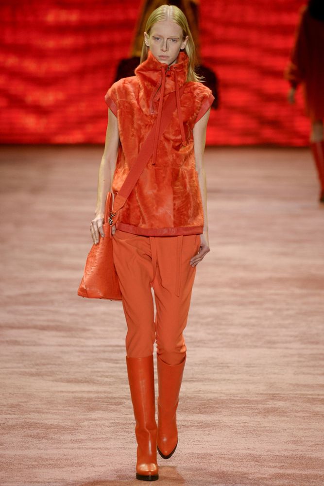 На фото: широкие классические брюки в сезоне осень/зима 2016-2017 из коллекции Akris.