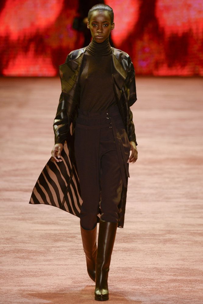 На фото: широкие классические брюки в сезоне осень/зима 2016-2017 из коллекции Akris.