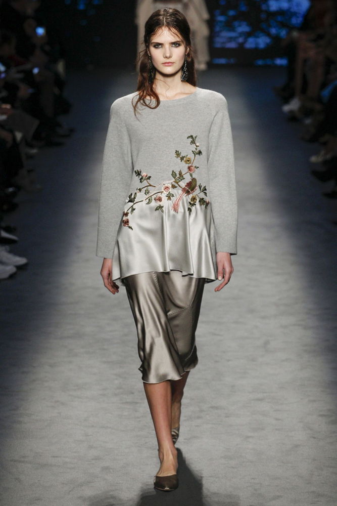 На фото: гламурные вечерний свитер осень-зима 2016-2017 из коллекции Alberta Ferretti.