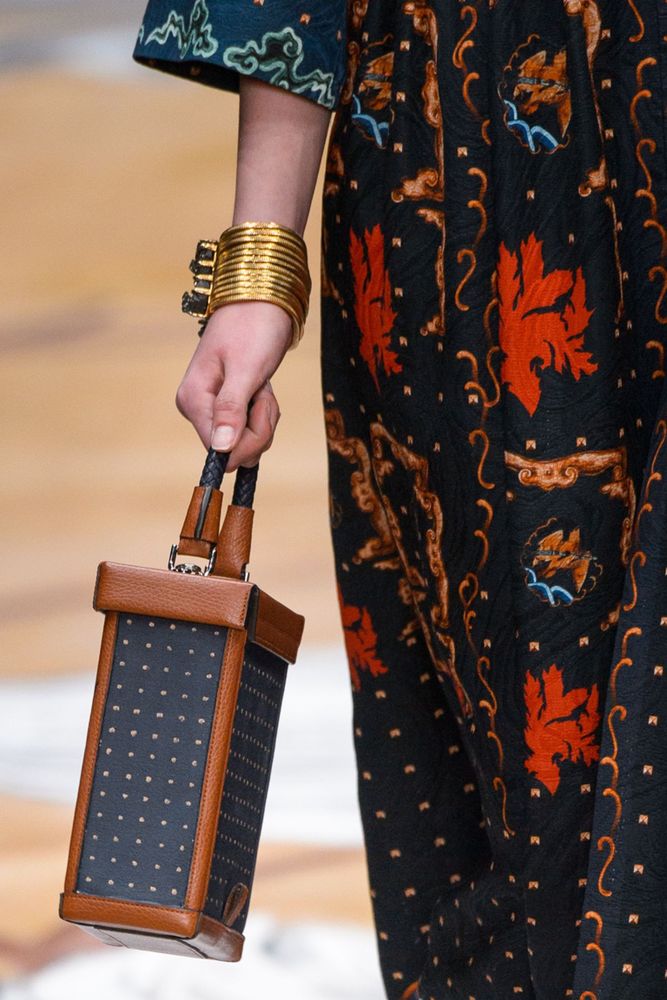 На фото: модные сумки в форме цилиндра - тренд сезона из коллекции Alena Akhmadullina.