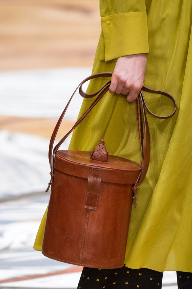 На фото: модные сумки в форме цилиндра - тренд сезона из коллекции Alena Akhmadullina.
